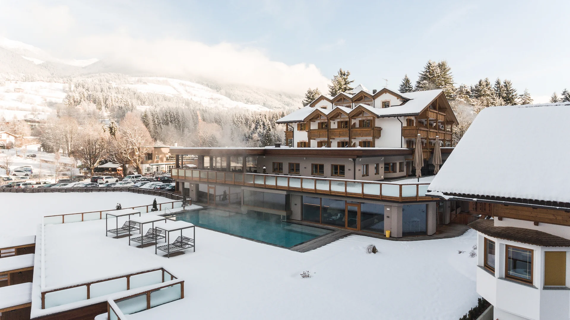 Entschleunigen und genießen in diesem Hotel nahe Bruneck Hotel mit beheiztem Außenpool und verschneiter Winterlandschaft in den Bergen