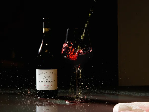 Entschleunigen und genießen in diesem Hotel nahe Bruneck Flasche Barbaresco Wein und Rotwein, der in ein Glas gegossen wird